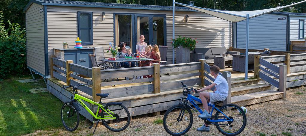 Famille à la terrasse d'un mobil home au camping de Meerwijck