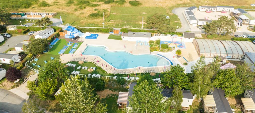 La piscine du camping le Domaine de Dugny vue en drone 