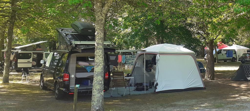 Emplacement de camping grande taille au camping Le Lac à Mimizan