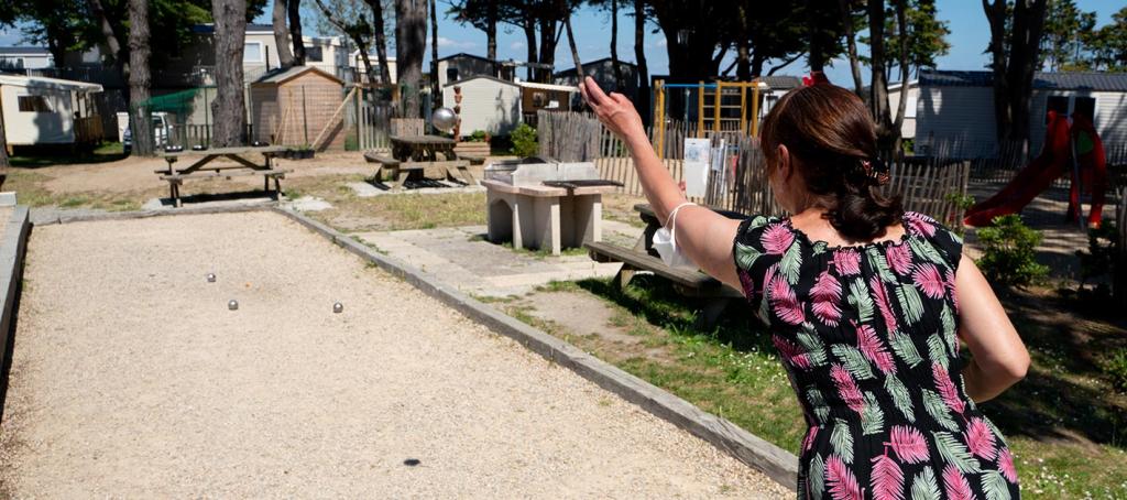 Jouer à la pétanque au camping le Conguel