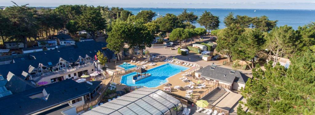 Piscine couverte en vu drone du camping Le Conguel