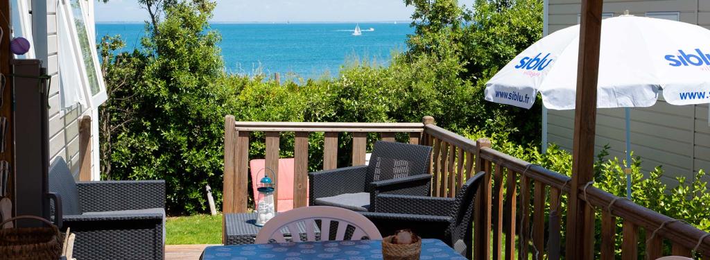 Vu depuis la terrasse d'un mobil home Siblu au camping Le Conguel