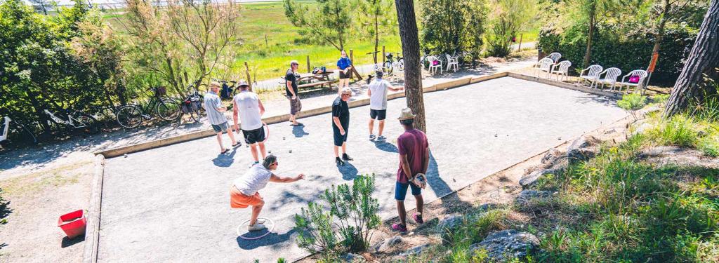 Jouer à la pétanque au Camping Bonne Anse Plage