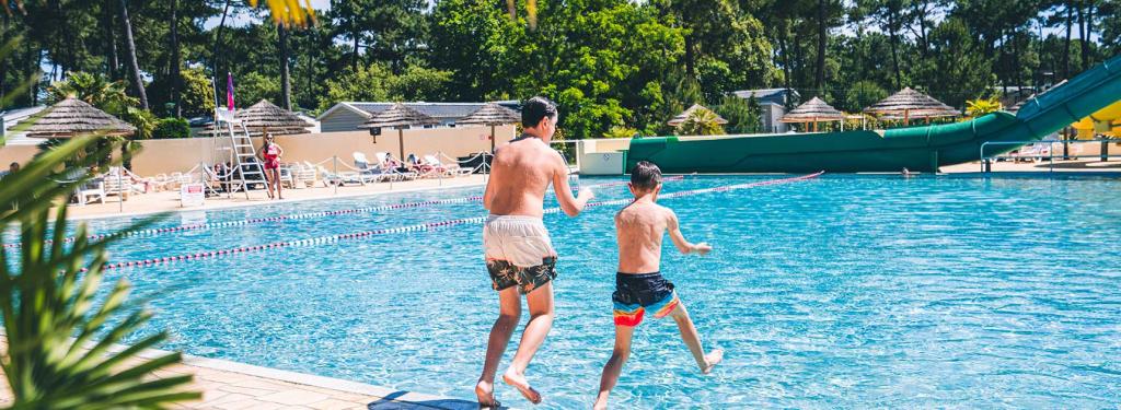 Les enfants jouent à la piscine de Bonne Anse Plage