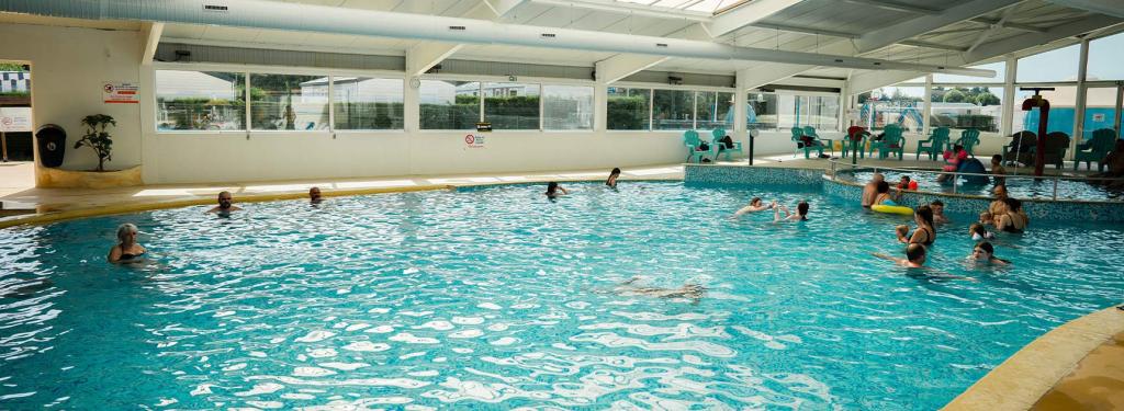 Barbotter dans la piscine couverte et chauffée du camping Siblu Les Charmettes