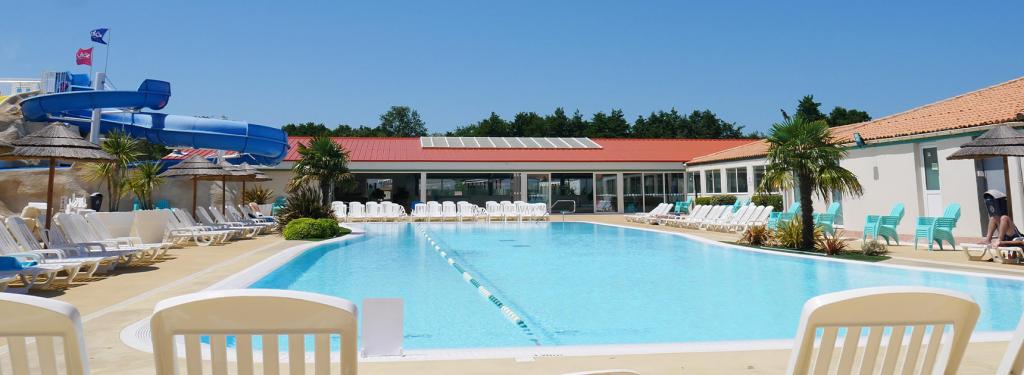 Une des piscines du camping Siblu Les Charmettes avec ligne d'eau