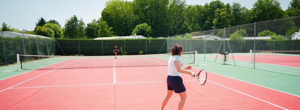 Cours de tennis au camping Les Charmettes entre amis