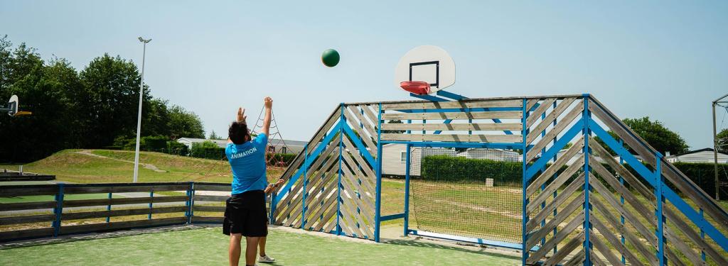 Terrain multisport idéal pour jouer en famille ou entre amis