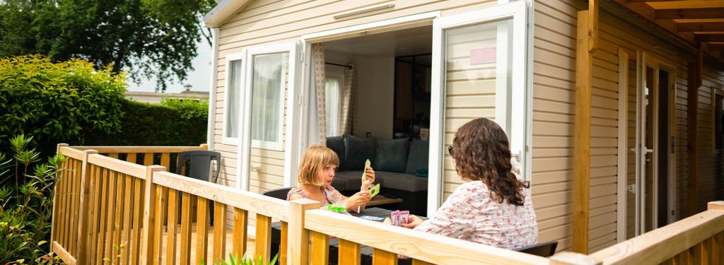 S'amuser sur le terrasse du superbe mobil home Siblu Villages