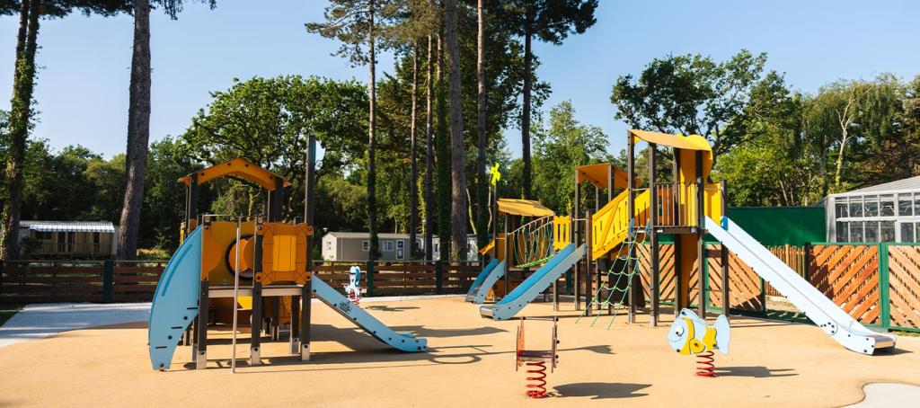 Club enfants aux camping Bois de Bayadène sur la grande aire de jeux