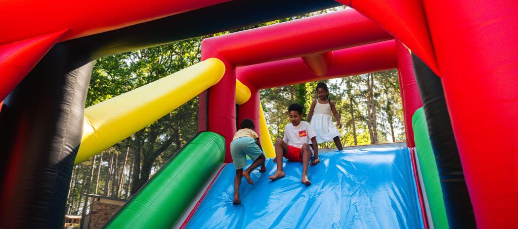 Club enfants aux camping Bois de Bayadène jeux gonflables