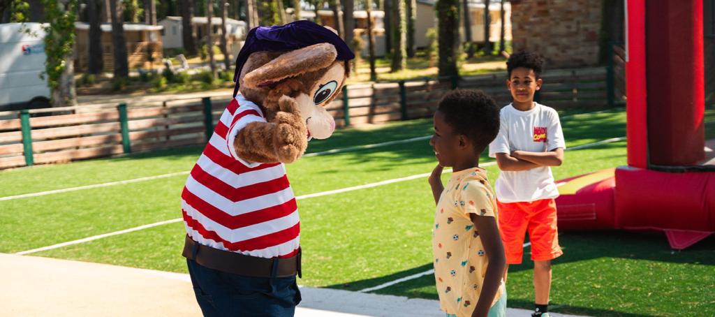 Club enfants aux camping Bois de Bayadène jeux avec la mascotte