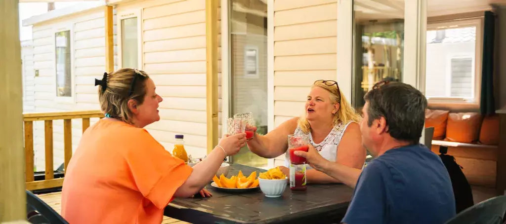 Apéritif sur la terrasse d'un hébergement au Bois de Bayadène