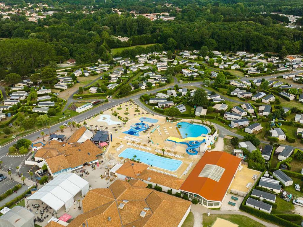 La magnifique vue aérienne du camping Siblu Villages Les Charmettes 1