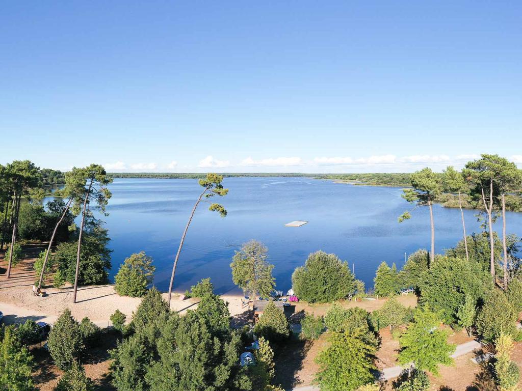 La magnifique vue aérienne du camping Siblu Villages Le Lac à Mimizan 2