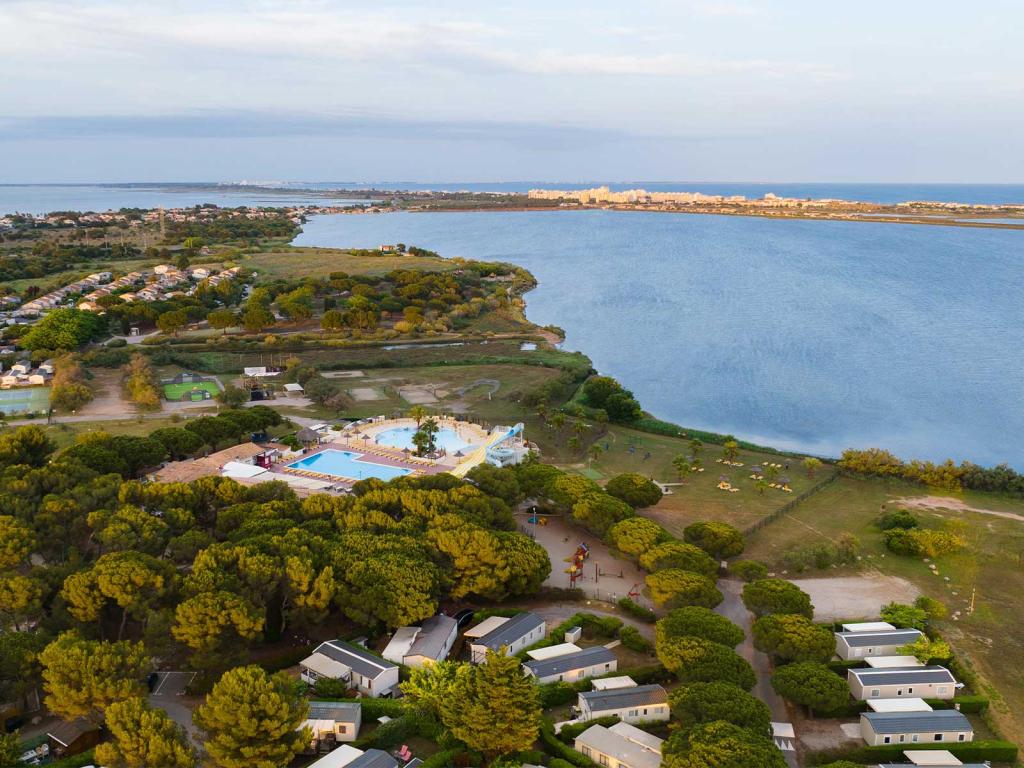 La magnifique vue aérienne du camping Siblu Villages Le Lac des Rêves