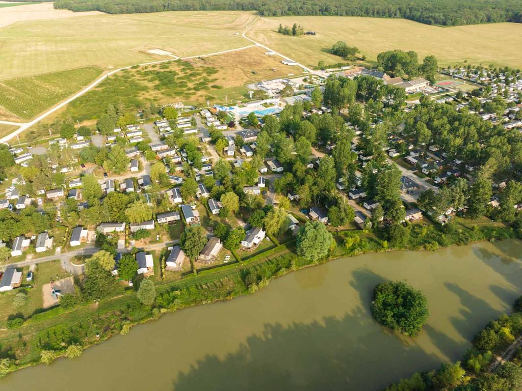 La magnifique vue aérienne du camping Siblu Villages Domaine de Dugny 1