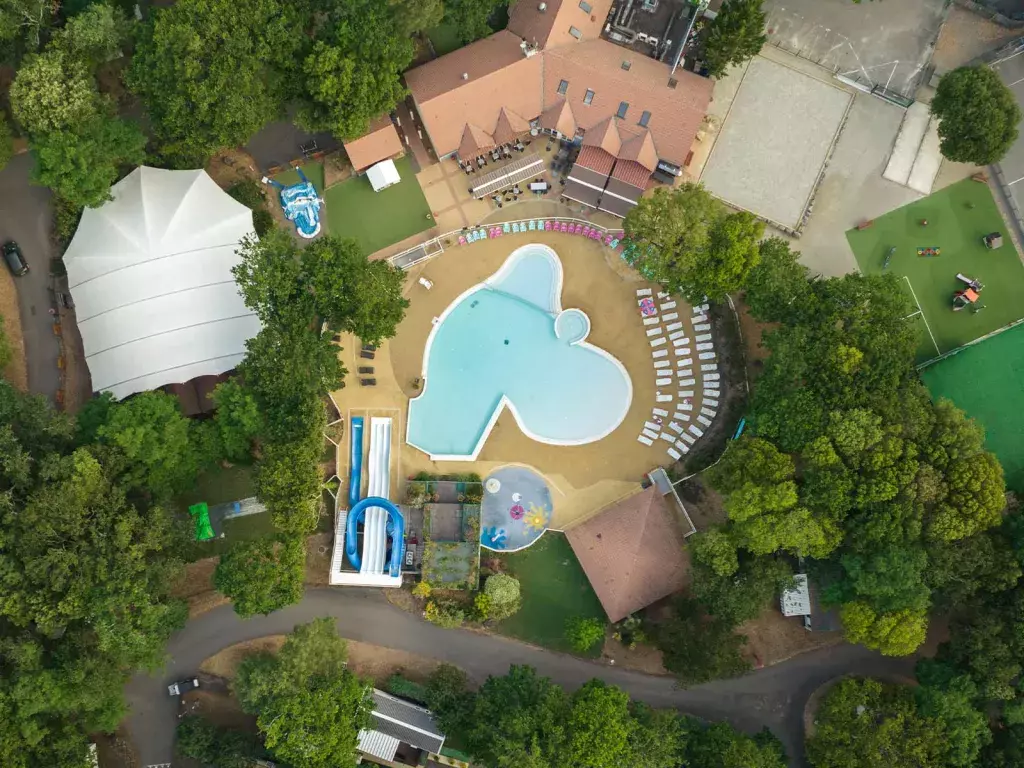 Piscine vue aérienne aux Pierres Couchées 