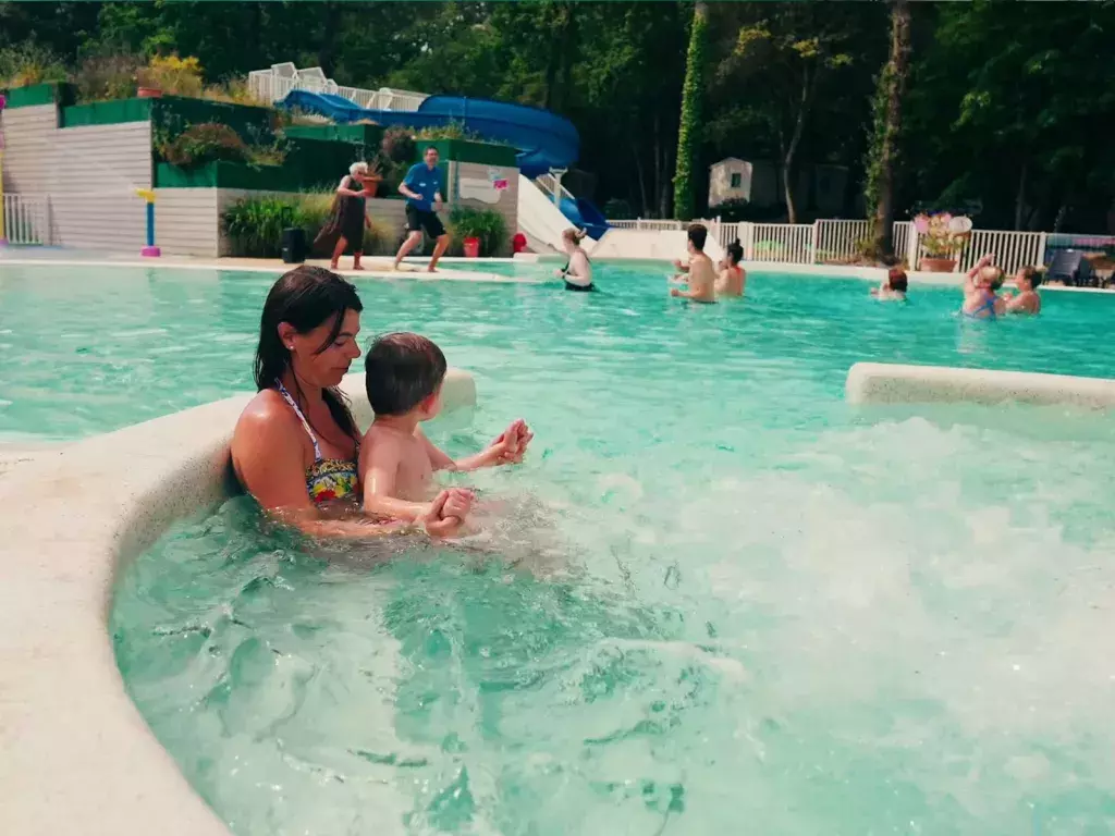 Profiter des bulles dans la piscine au camping Siblu Les Pierres Couchées