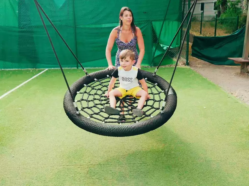 Se balancer avec la balançoire du camping Siblu Les Pierres Couchées