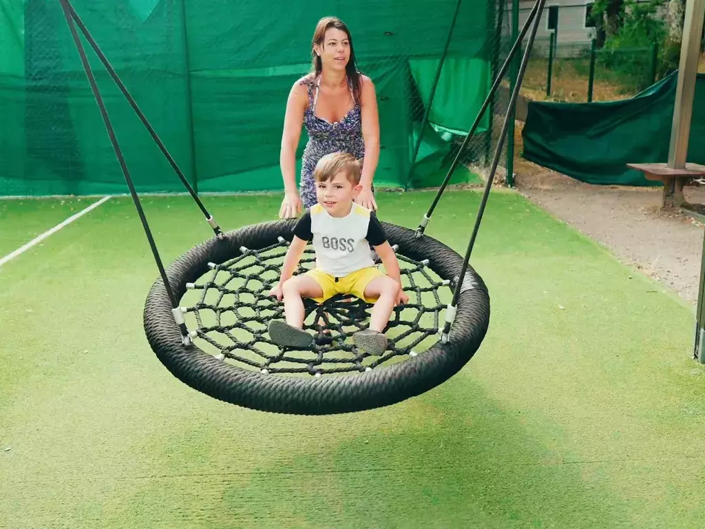 Le plaisir de faire la balançoire au camping Siblu Les Pierres Couchées