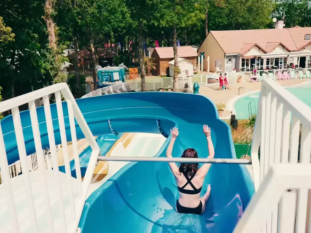 Glisser à l'espace aquatique au camping Siblu Les Pierres Couchées