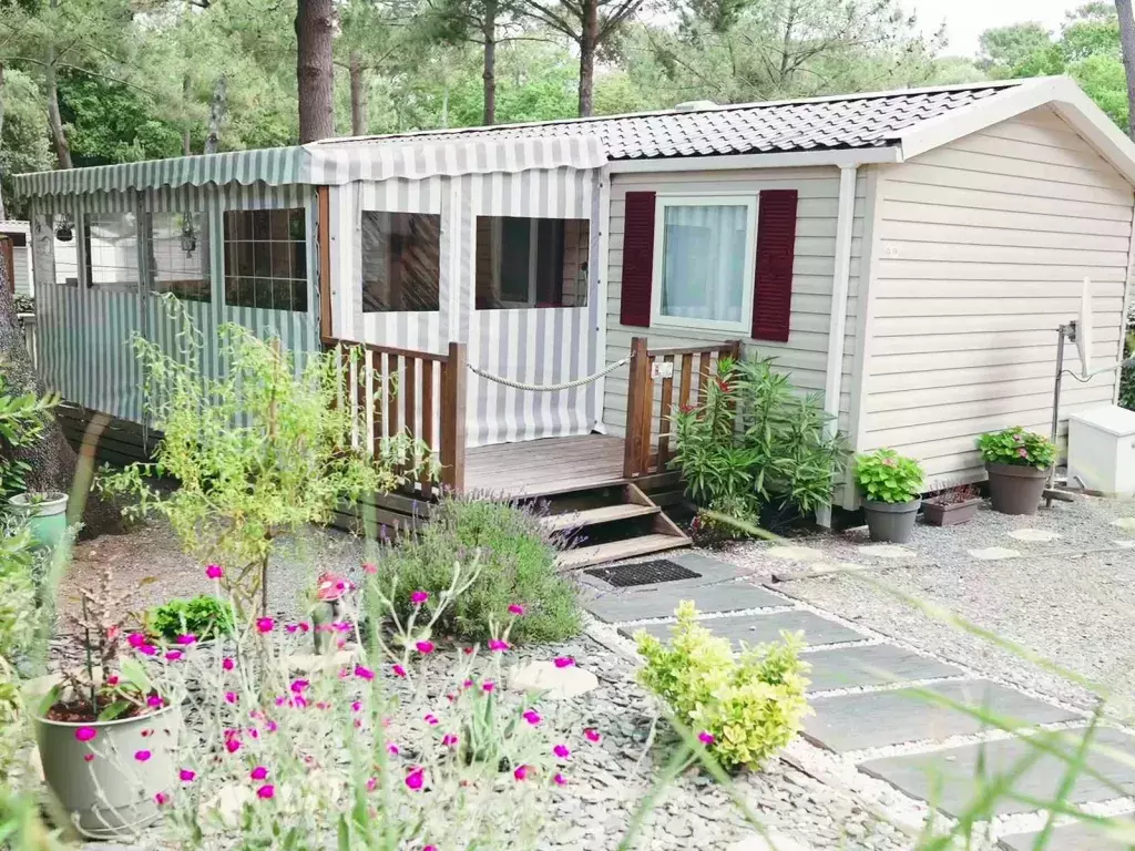 Un des nombreux hébergements au camping Siblu Les Pierres Couchées