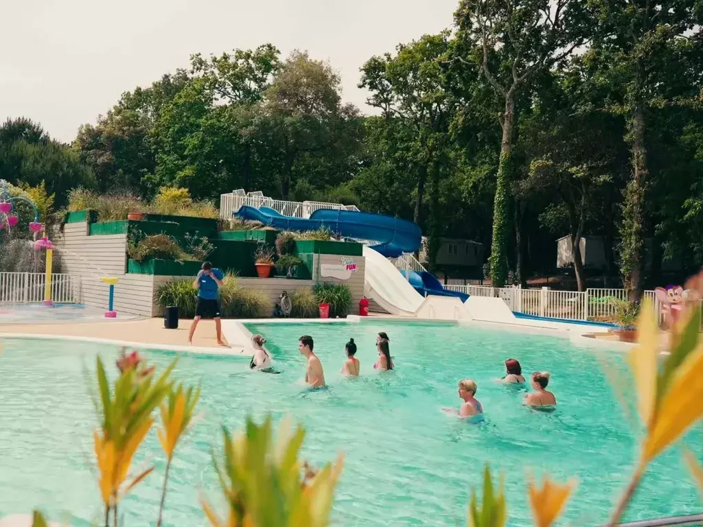 Un cour d'aquagym au camping Siblu Les Pierres Couchées