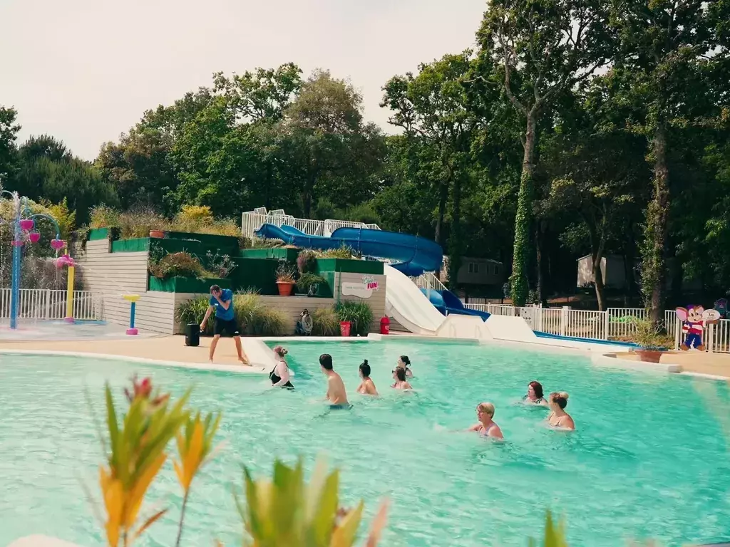 Cours d'aquagym au camping Les Pierres Couchées