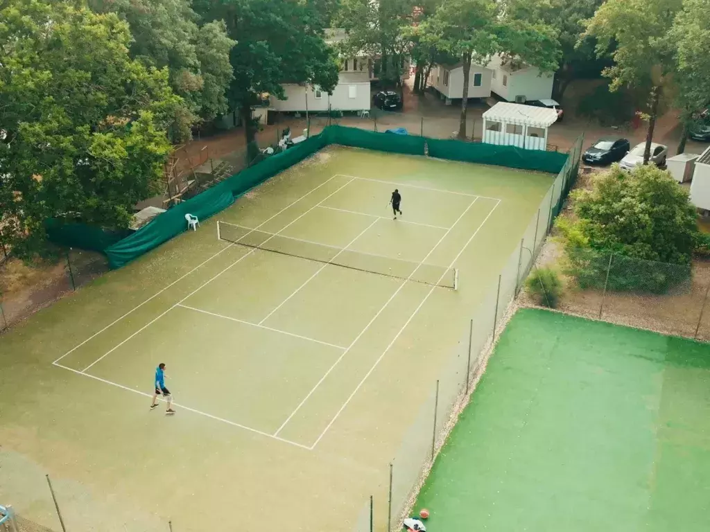Faire un tennis au camping Siblu Les Pierres Couchées