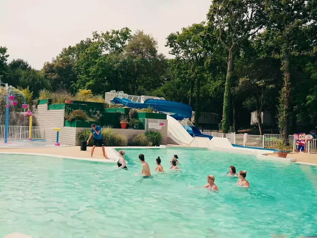 L'espace aquatique avec l'aquagym au camping Les Pierres Couchées 