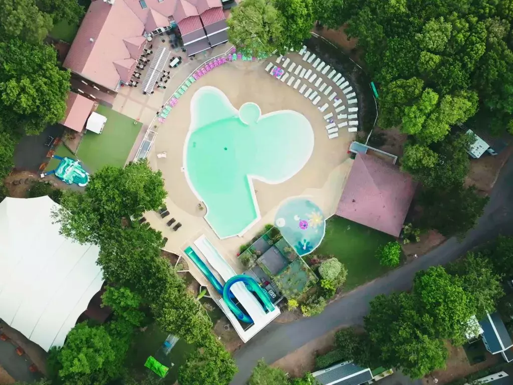 Vue aérienne de la piscine au camping Les Pierres Couchées