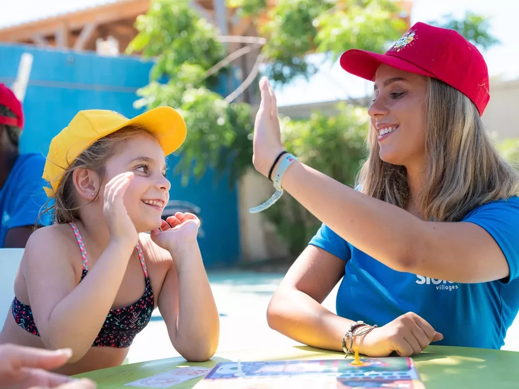 Jeux avec les animateurs au club enfants au camping Siblu Le Marisol