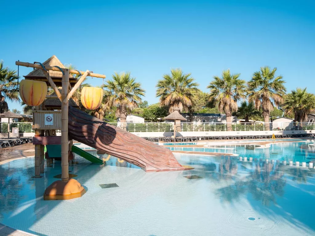 Les toboggans pour les enfants dans l'espace aquatique du camping Siblu Le Marisol