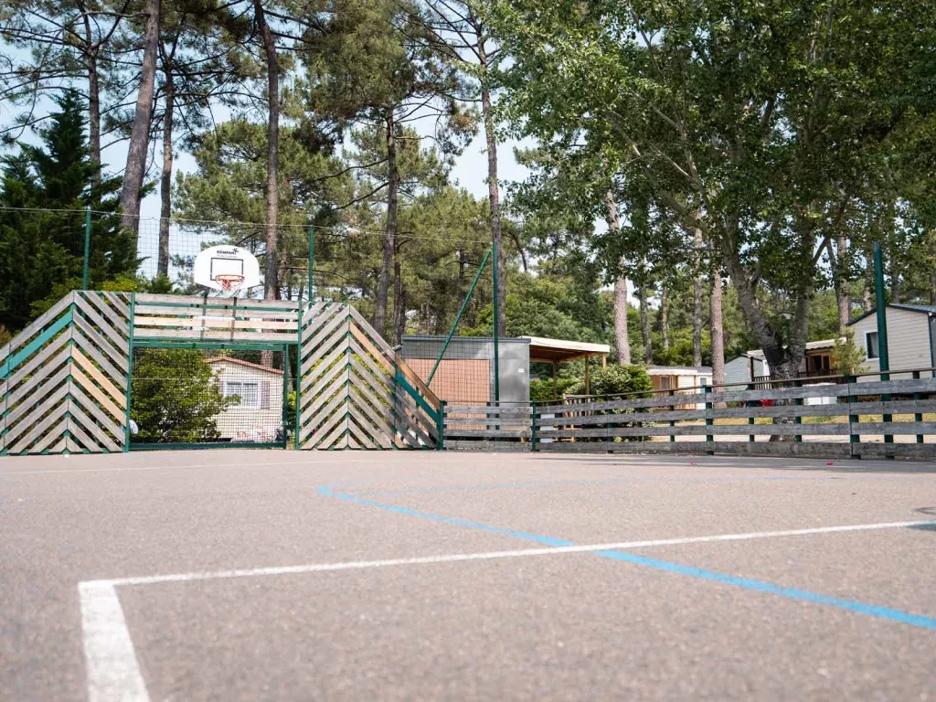 Terrain multisport du camping Siblu Villages Les Embruns