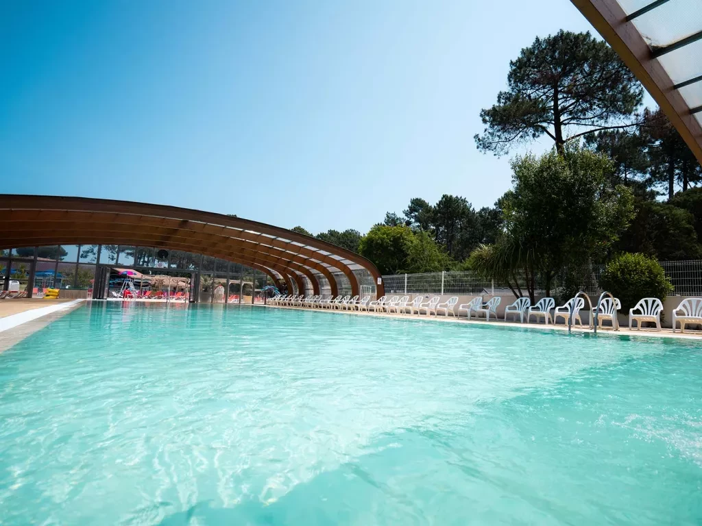 La piscine couverte du camping Siblu Villages Les Embruns