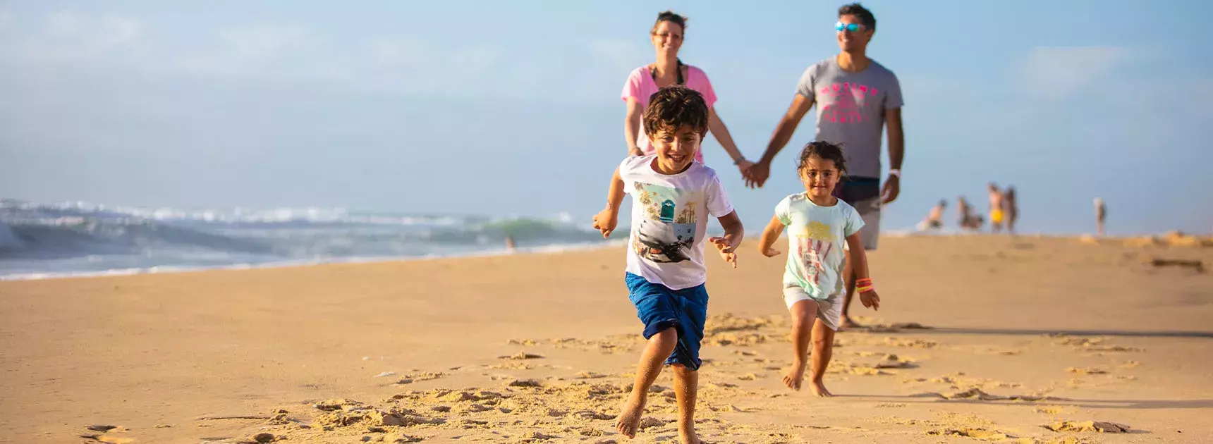 Famille sur la plage proche du camping Les Oyats
