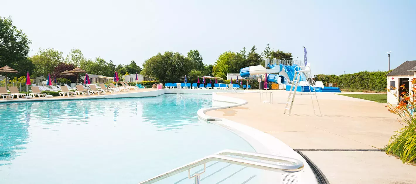 La piscine du camping le Domaine de Dugny 