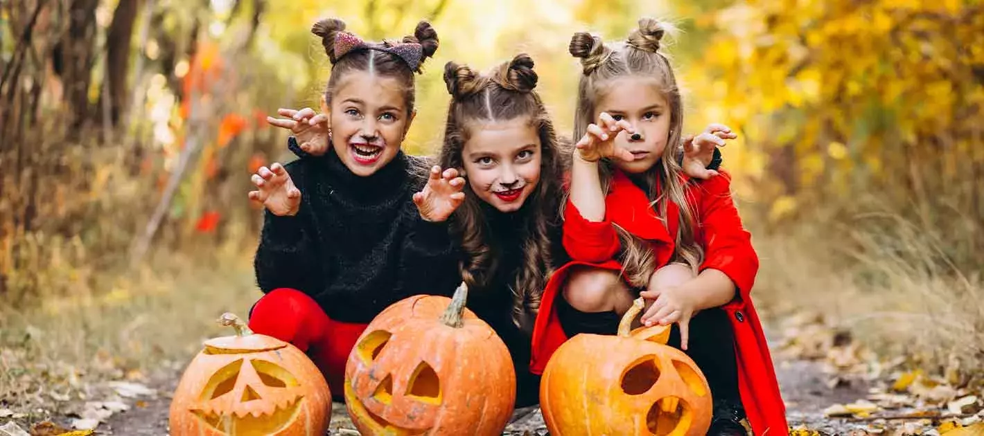 Les filles fêtes halloween dans un camping Siblu