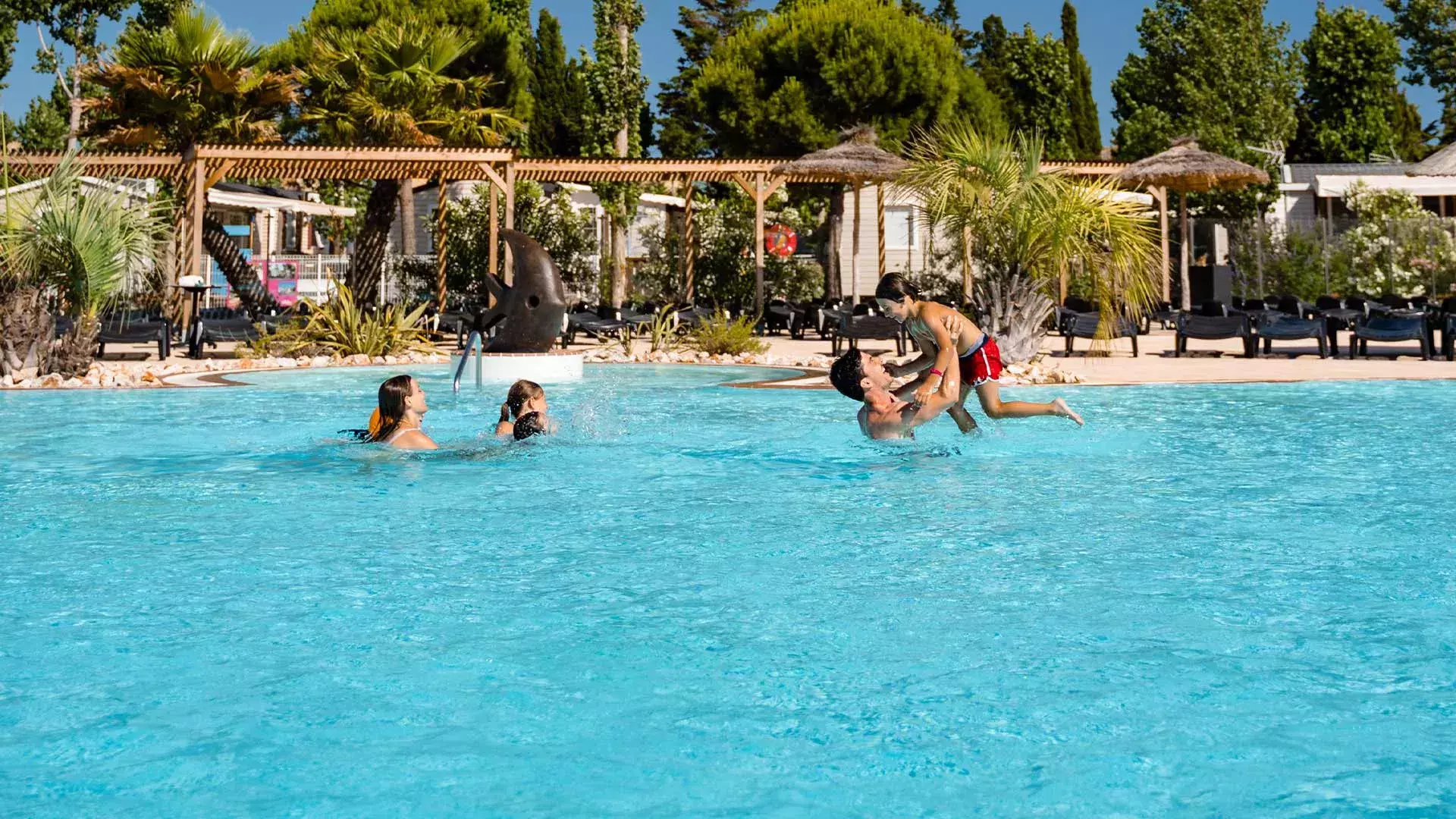 Baignade en famille dans la piscine des Sables du Midi