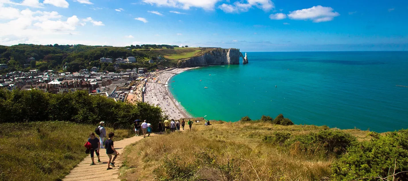 Sentier de randonnée au bord d'une plage de Normandie proche du camping Domaine de Litteau
