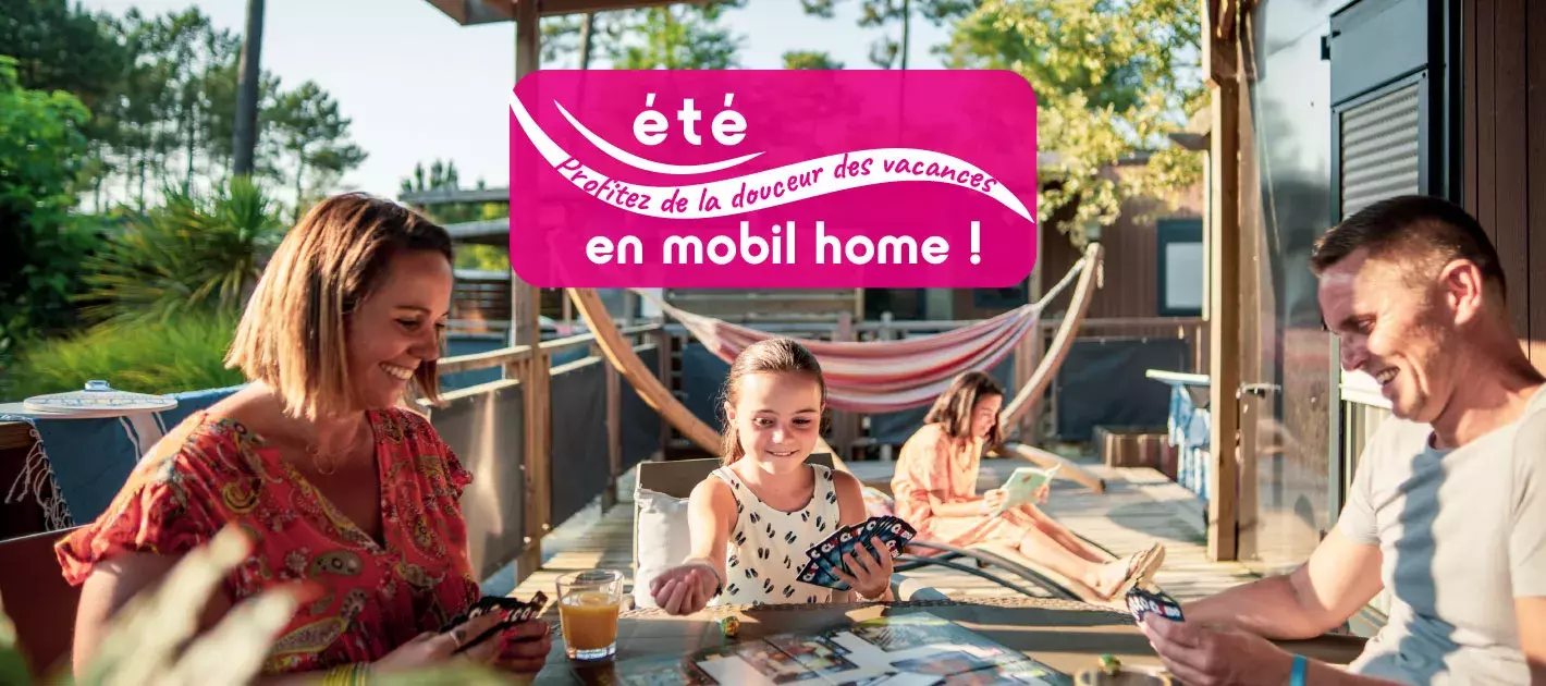 Le plaisir de passer du temps en famille sur la terrasse du magnifique mobil home disponible sur Siblu Villages 