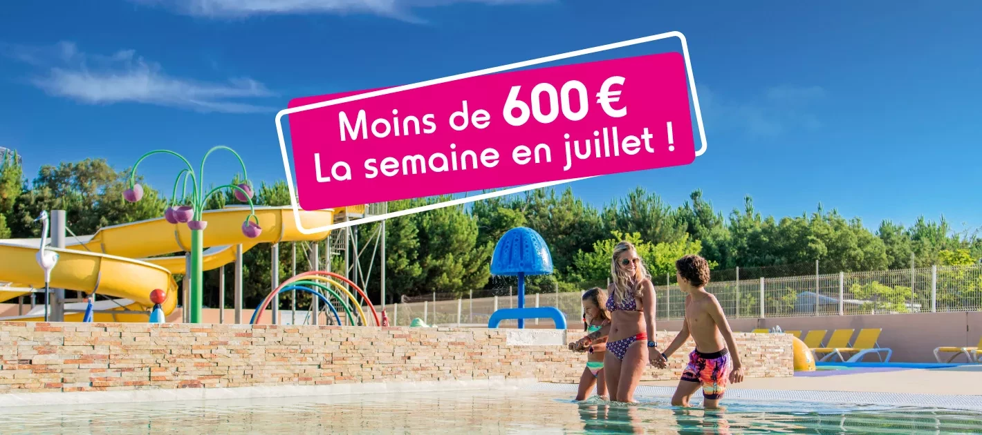Piscine et toboggans avec une famille