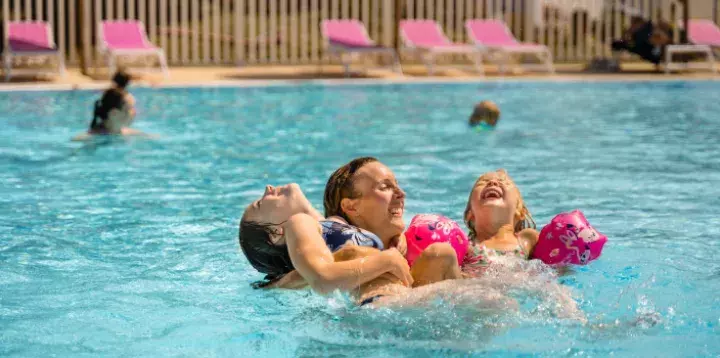 Piscine avec enfants et parents dans l'eau