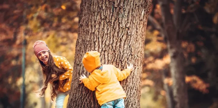 Jeux et rigolades en forêt grâce aux campings Siblu ouverts en Octobre