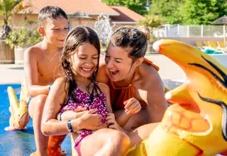 En famille à la Piscine du camping Les Oyats