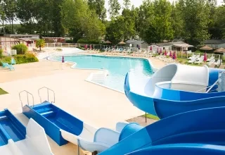 La piscine du camping Domaine de Dugny