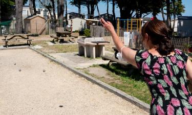 Jouer à la pétanque au camping le Conguel