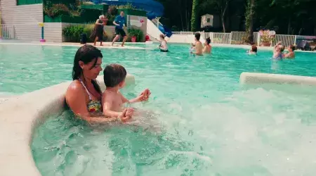 Profiter des bulles dans la piscine au camping Siblu Les Pierres Couchées