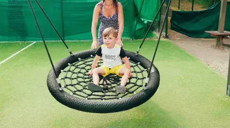Le plaisir de faire la balançoire au camping Siblu Les Pierres Couchées